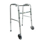 Caminador con ruedas delanteras en aluminio color plateado