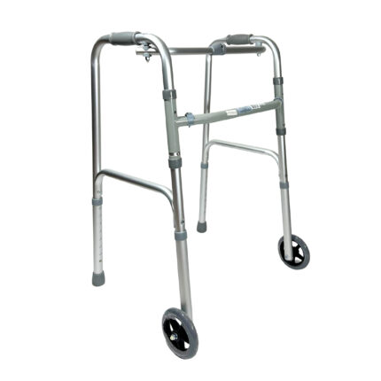Caminador con ruedas delanteras en aluminio color plateado