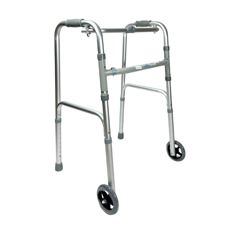Caminador con ruedas delanteras en aluminio color plateado