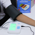 Monitor digital de presión arterial trilumicente con brazalete